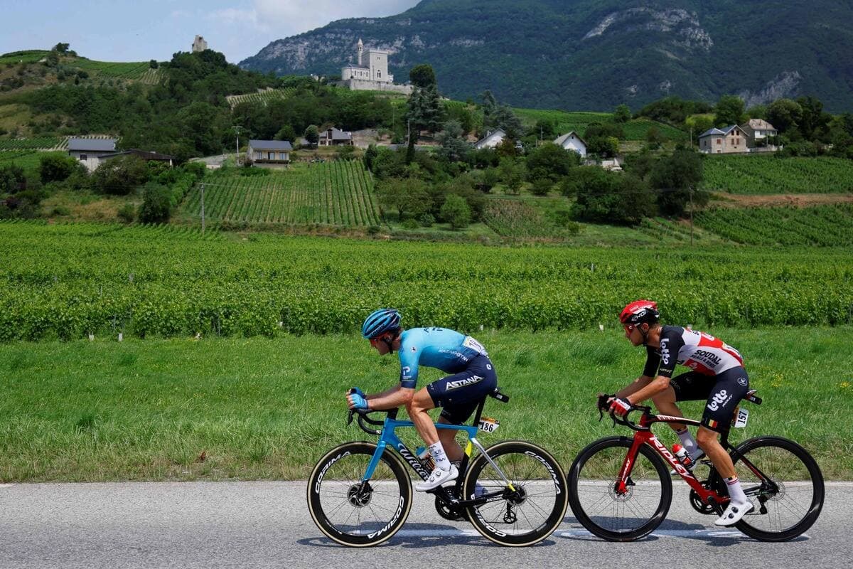 Hugo Houle (à gauche) lors du Tour de France