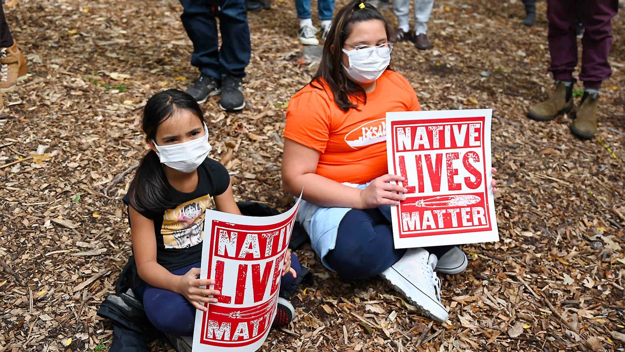 Des citoyens montrent le parallèle avec le slogan Black Lives Matter, invitant à plus de respect envers les Autochtones.