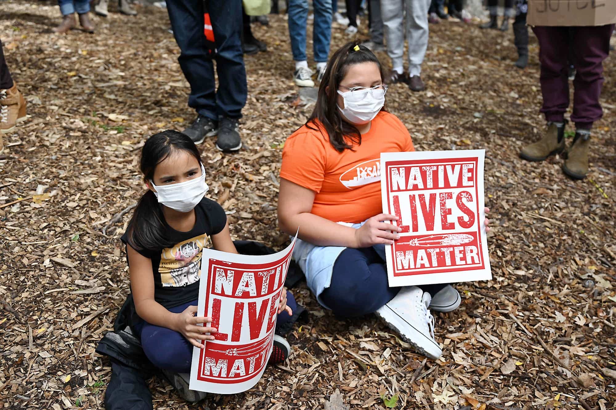 Des citoyens montrent le parallèle avec le slogan Black lives matter, invitant à plus de respect envers les Autochtones.
