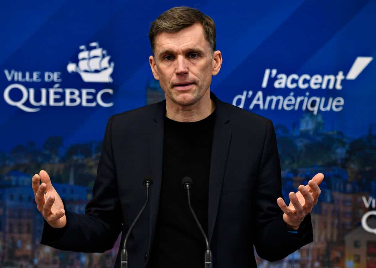 En conférence de presse, mercredi, le maire de Québec, Bruno Marchand, a souhaité que la manifestation prévue en fin de semaine se passe « pacifiquement » et a avisé les protestataires que tout n’est pas permis.