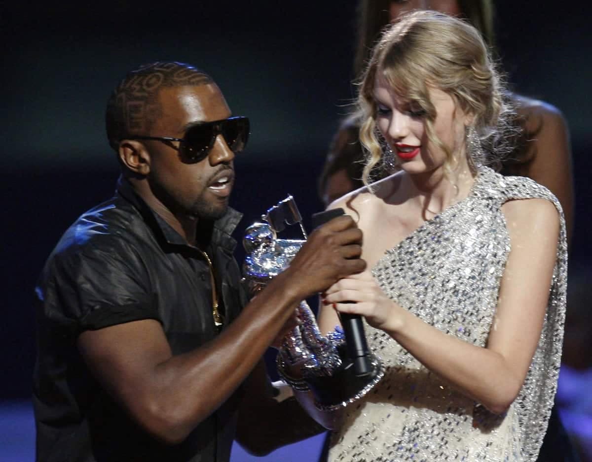 Taylor Swift interrompue par Kanye West, en 2019, pendant les MTV Video Music Awards.