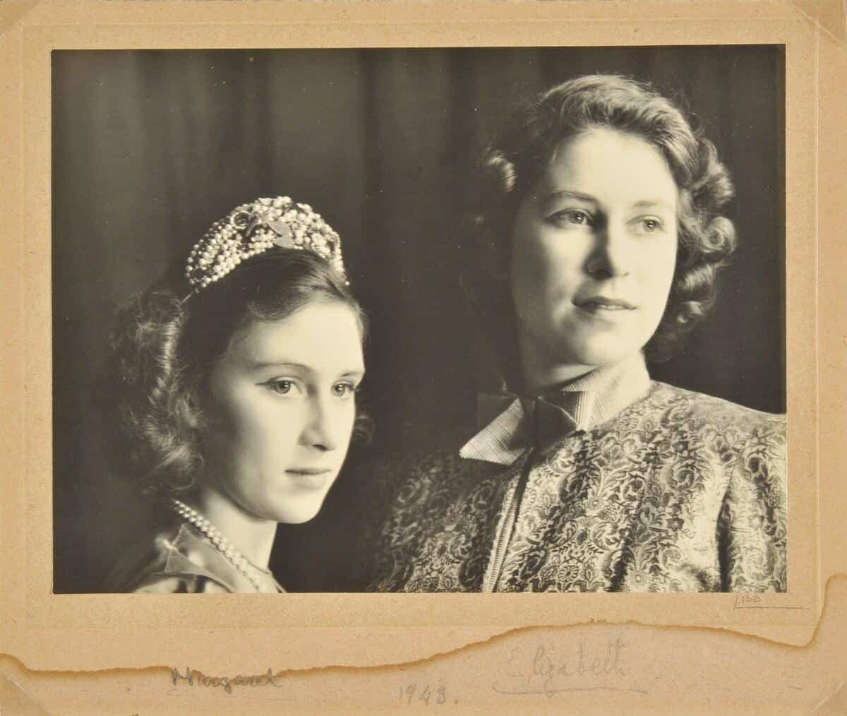 La princesse Margaret (à gauche) en compagnie de la princesse Elizabeth (à droite), maintenant reine d'Angleterre.