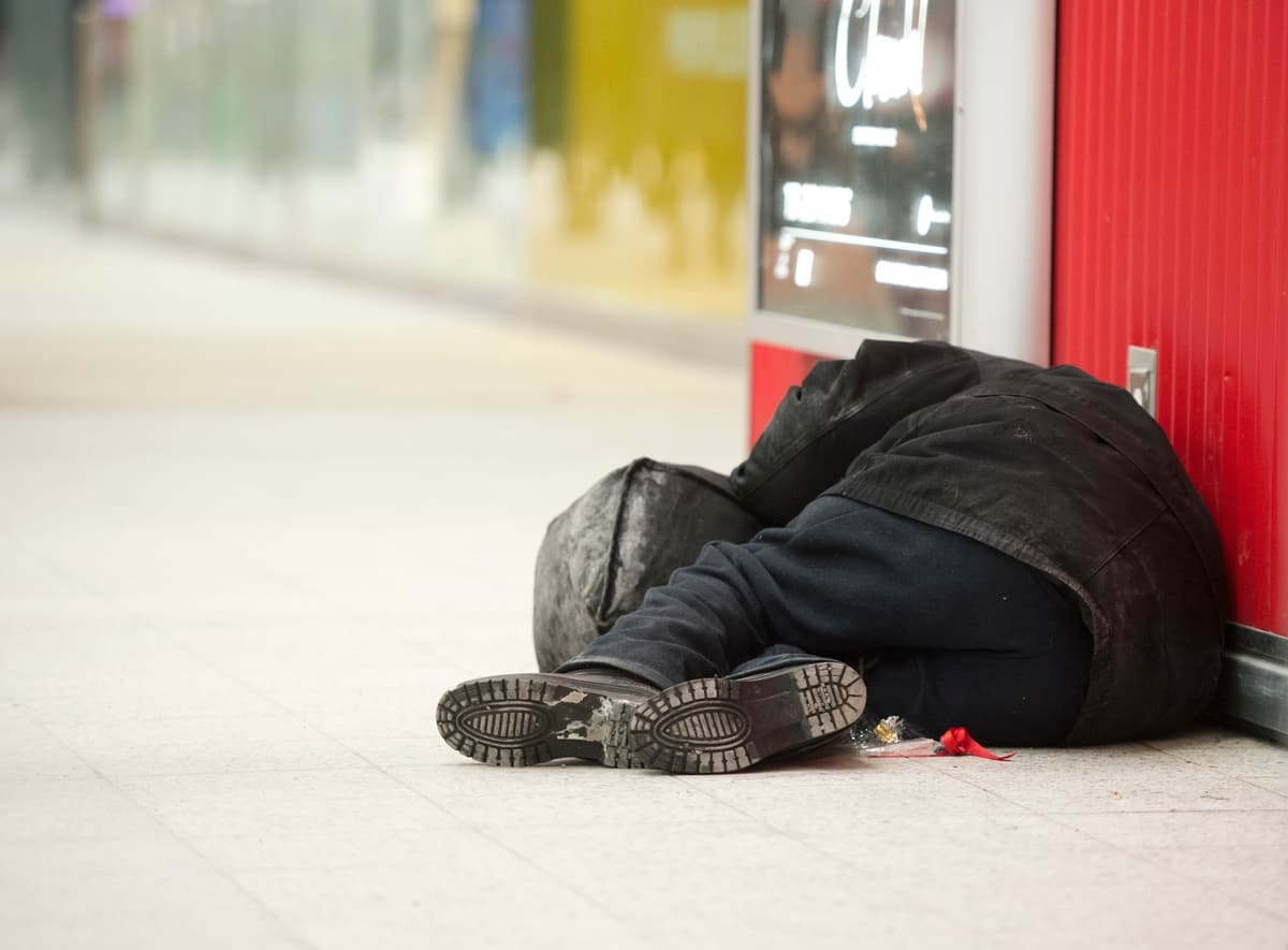Un itinérant dort dans un corridor menant au métro Berri-UQAM, à Montréal, Québec, Canada, le mercredi 19 février 2014. SÉBASTIEN ST-JEAN / AGENCE QMI