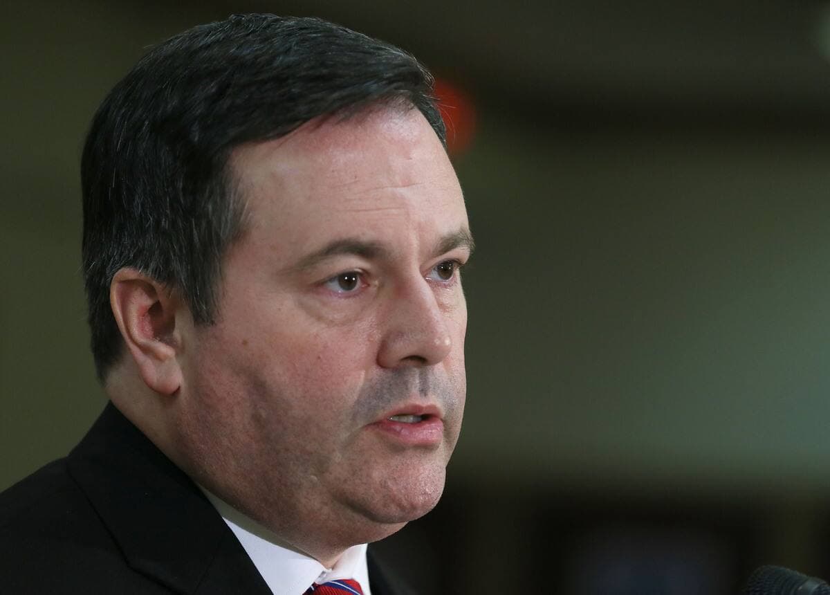Le premier ministre de l’Alberta Jason Kenney est en isolement après avoir été en contact avec la ministre des Affaires municipales contaminée à la COVID-19.