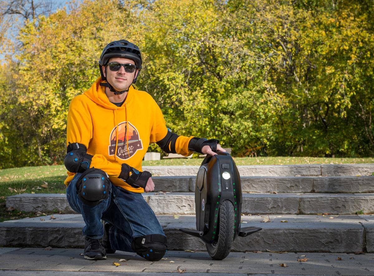 Éric Boissonneault sur sa gyroroue dans le cadre d'un reportage sur ces bolides électriques, à Laval, jeudi le 15 octobre 2020.