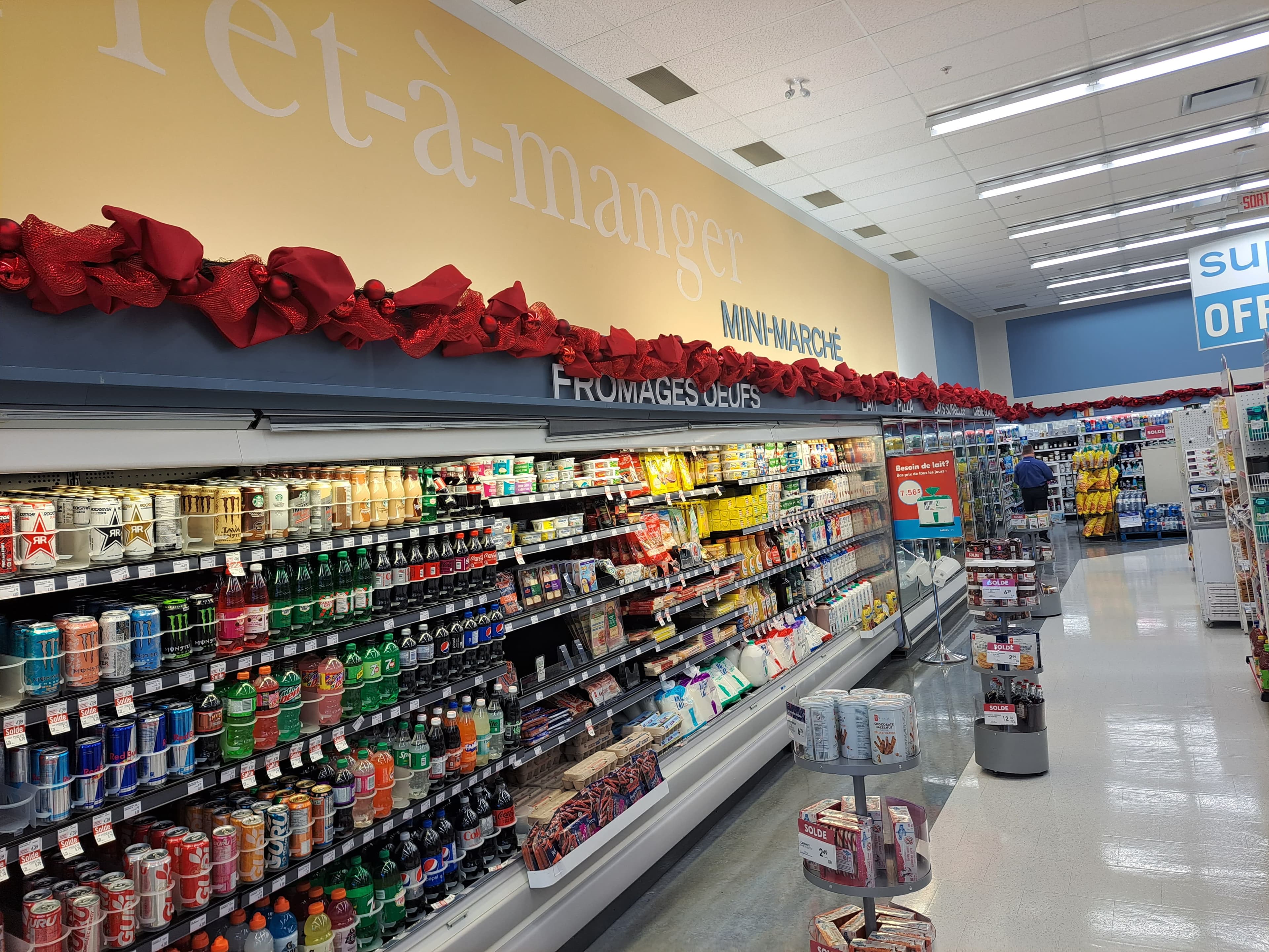 La section épicerie de la pharmacie Pharmaprix située sur le boulevard Curé-Labelle à Blainville.