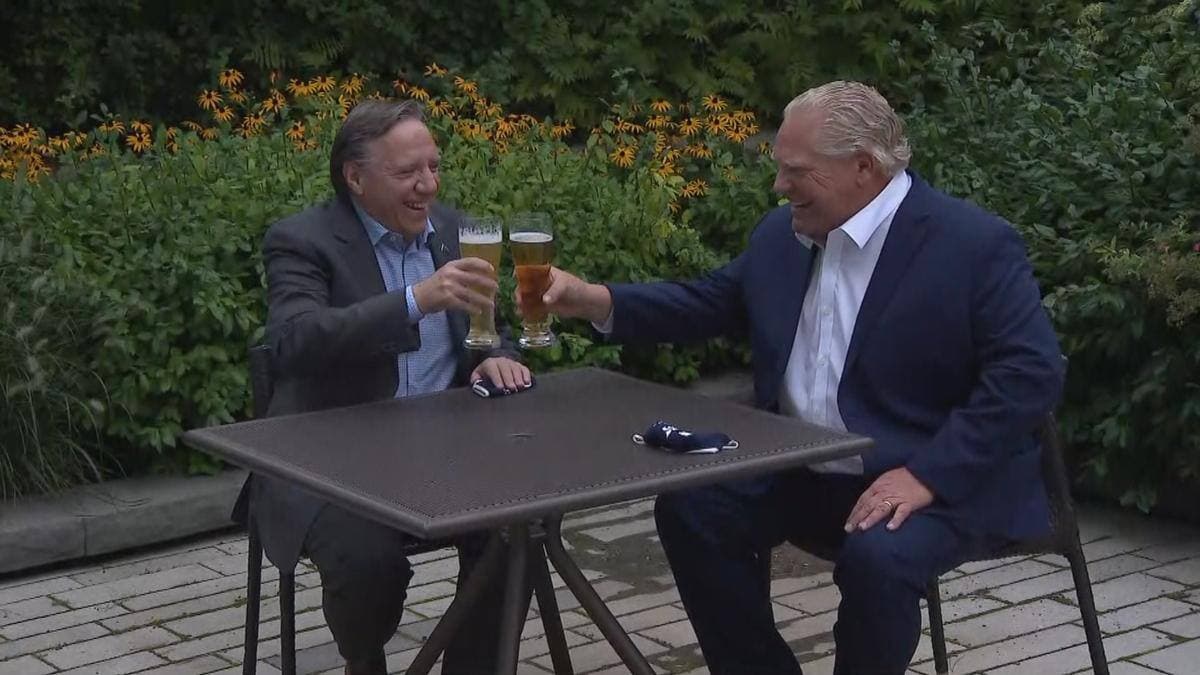 Les premiers ministres François Legault et Doug Ford ont soulevé un tollé sur les réseaux sociaux après avoir trinqué lors de leur sommet à Mississauga, mardi.