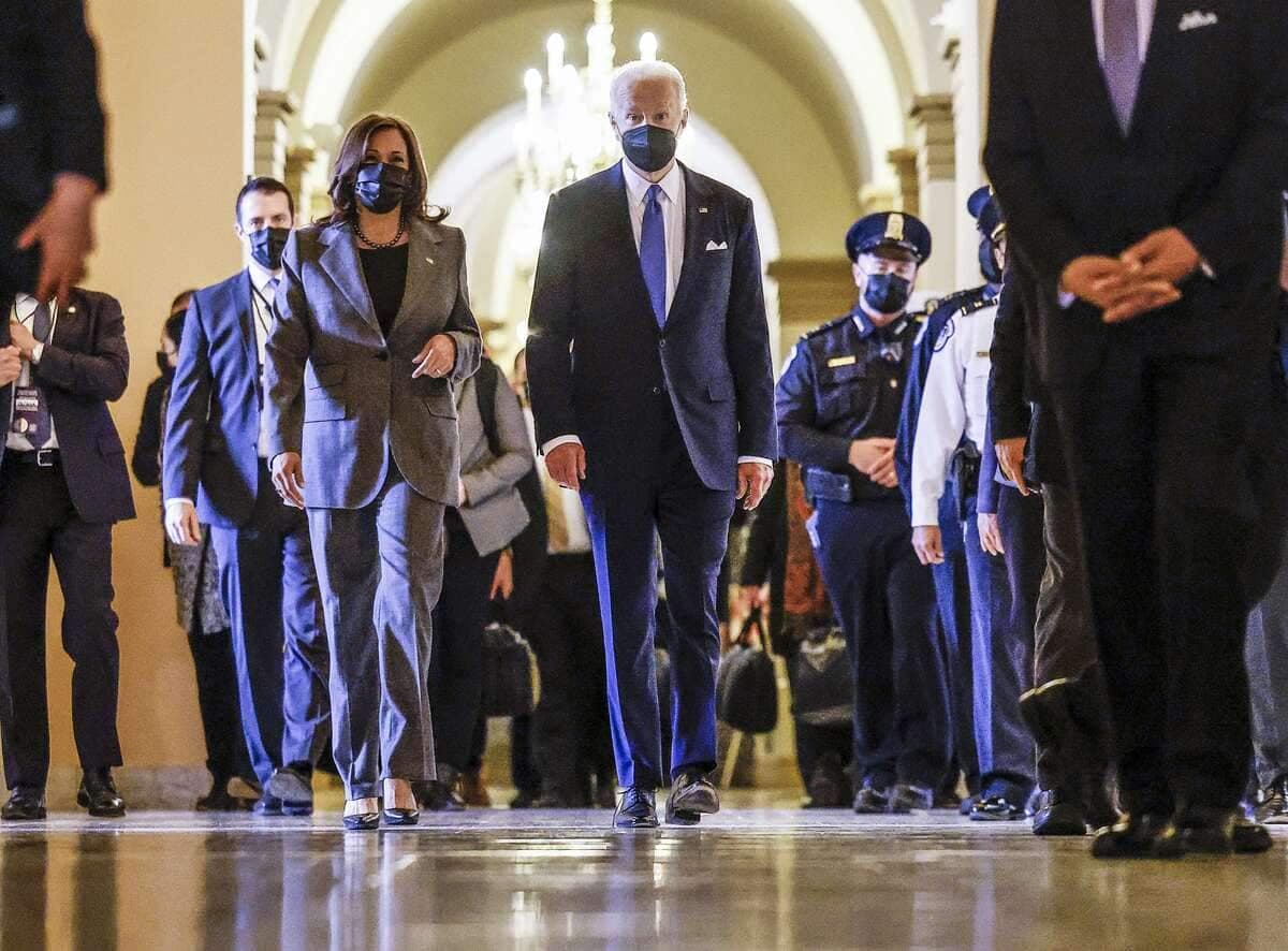 Le président américain Joe Biden et le vice-président Kamala Harris quittent la salle après avoir prononcé des discours pour marquer le premier anniversaire de l'attaque du 6 janvier 2021 contre le Capitole américain par des partisans de l'ancien président Donald Trump, sur la colline du Capitole le 6 janvier 2022 à Washington, DC. Il y a un an, des partisans du président Donald Trump ont attaqué le Capitole des États-Unis dans le but de perturber un vote du Congrès pour confirmer la victoire du collège électoral de Joe Biden.