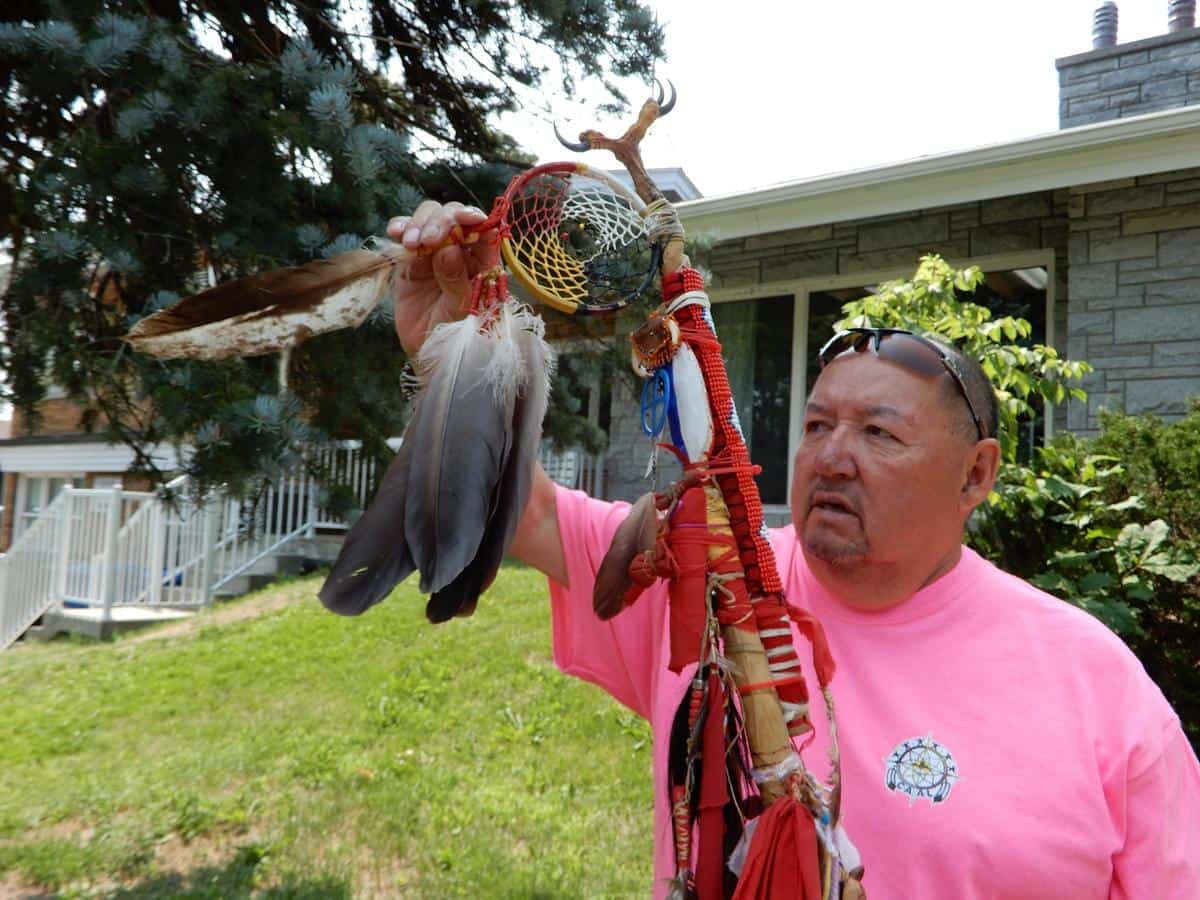 Sur cette photo datant de 2019: Richard Moar avec son bâton de marche, à Joliette, sur lequel est apposée une photo de sa femme.