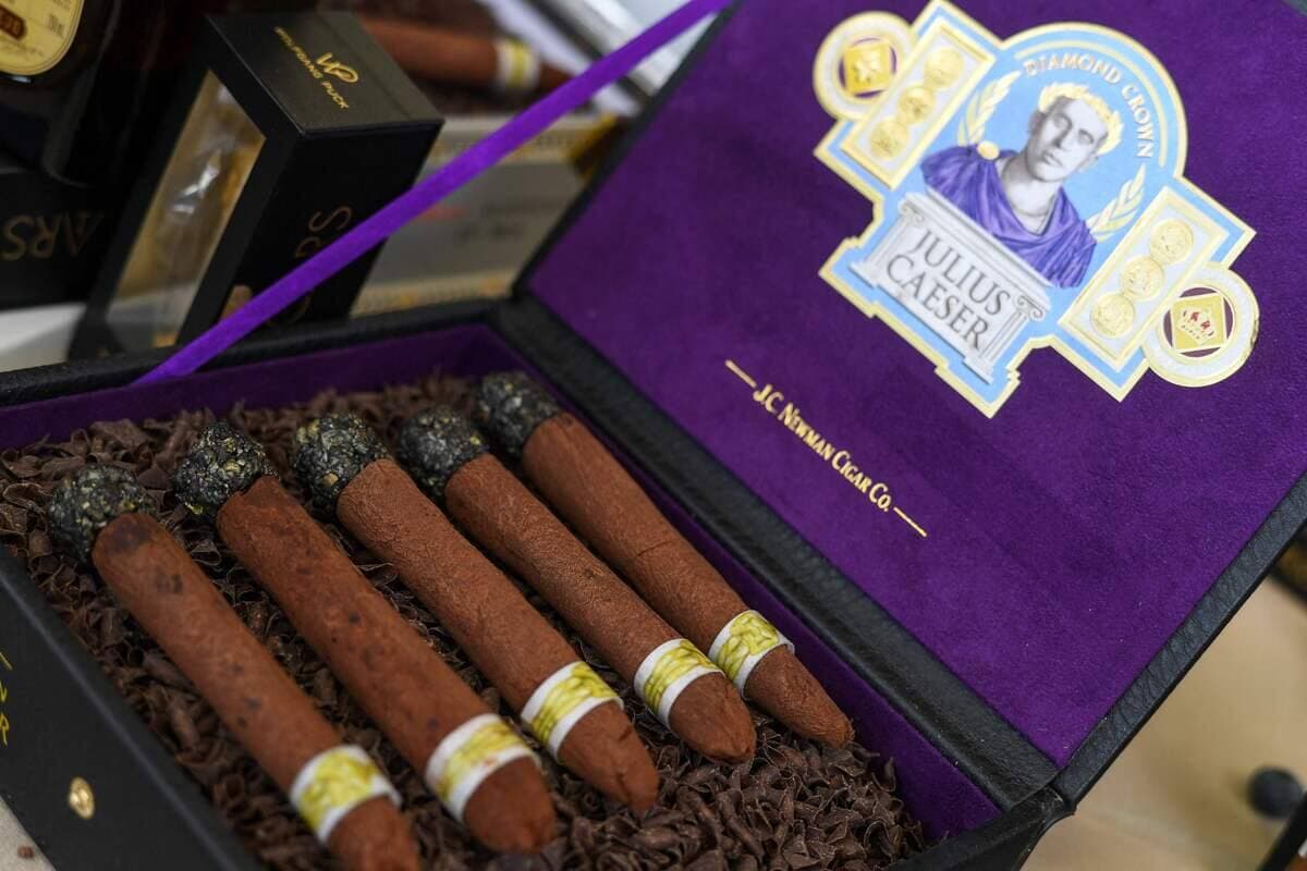 Le dessert surprise cette année : des cigares au chocolat.