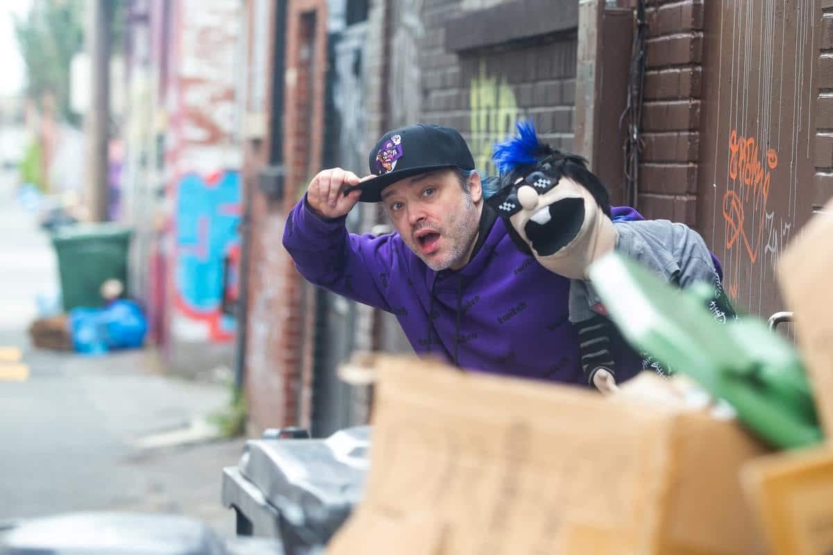 Elvino Vallée et sa marionnette Puppet Ti-Gars