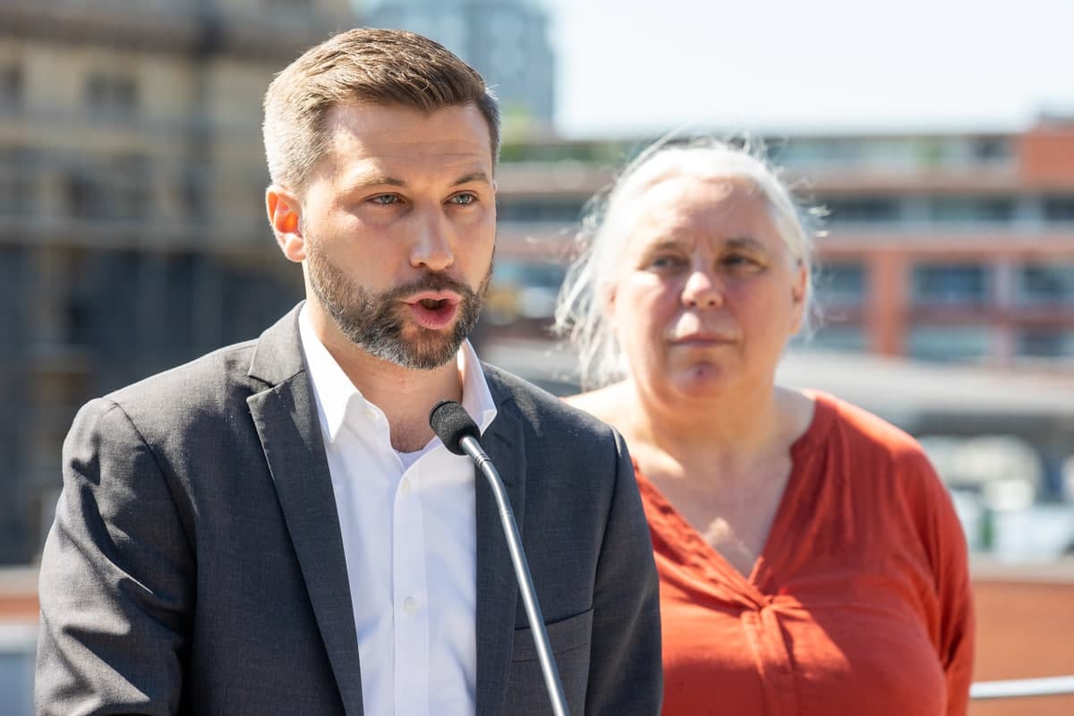 Le co-porte-parole de Québec solidaire, Gabriel Nadeau-Dubois, aux côtés de sa co-porte-parole, Manon Massé.