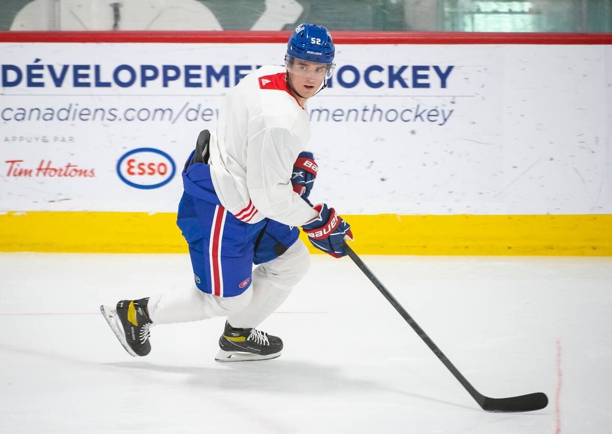 Le défenseur Justin Barron a participé à son premier entraînement avec le Tricolore, mercredi, à Brossard.