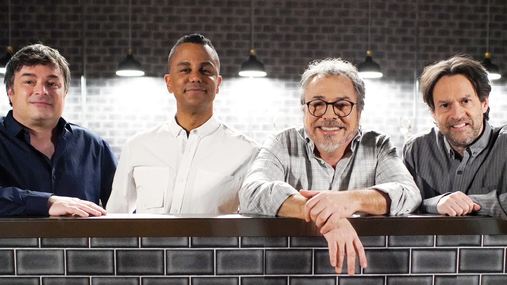 Martin, Étienne, Christian et Simon (Normand Daneau, Yanic Truesdale, Christian Bégin et Alexis Martin) composent ensemble avec les hauts et les bas de la cinquantaine.