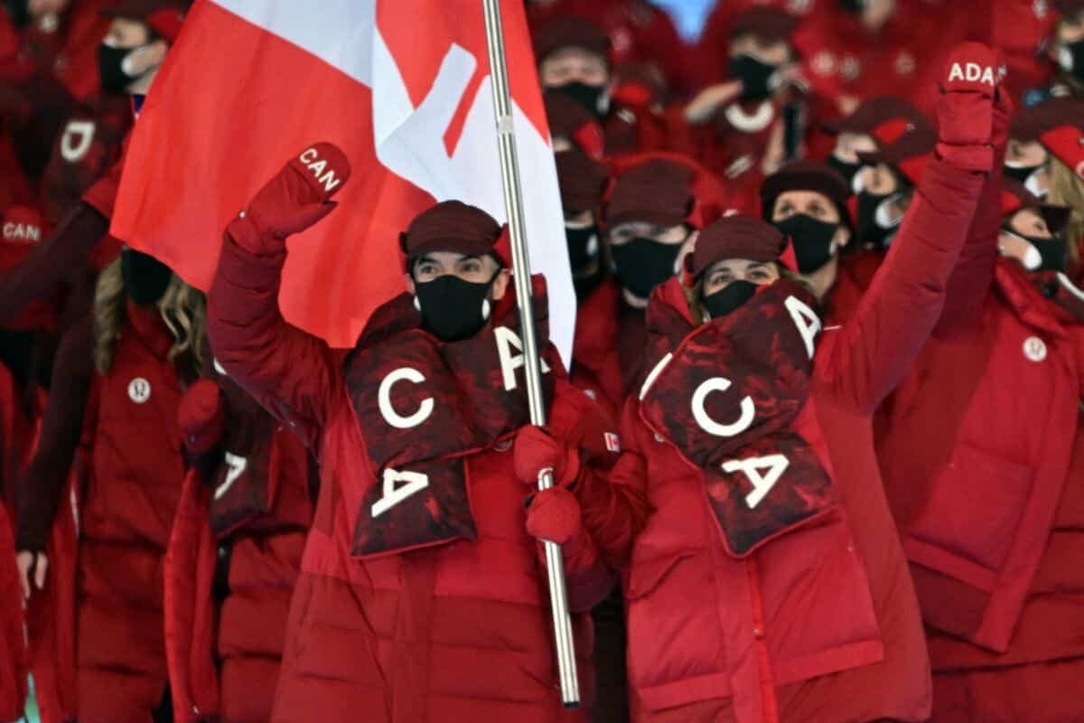 Les deux porte-drapeaux canadiens, Charles Hamelin et Marie-Philip Poulin.