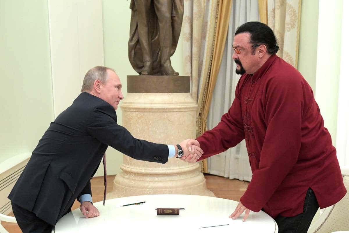 Vladimir Poutine offrant un passeport russe à Steven Seagal, au Kremlin de Moscou, le 25 novembre 2016.