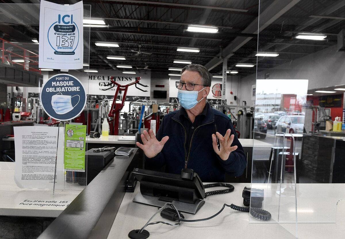 Le gérant du Mega Gym Fitness, Jean-Paul Boutin, s’assurait que tous les clients respectaient les règles lundi matin à la réouverture du commerce, après sa fermeture, dimanche.
