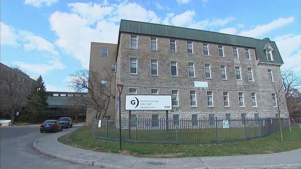 Une préposée aux bénéficiaires comptant 25 ans d'expérience et qui a travaillé jusqu'au 11 avril 2020 au CHSLD Grave Dart, dans l'arrondissement de Mercier-Hochelaga-Maisonneuve, est décédée. La nouvelle a été annoncée le samedi 18 avril 2020 par le Syndicat canadien de la fonction publique (SCFP). CAPTURE D'ÉCRAN / TVA NOUVELLES / AGENCE QMI