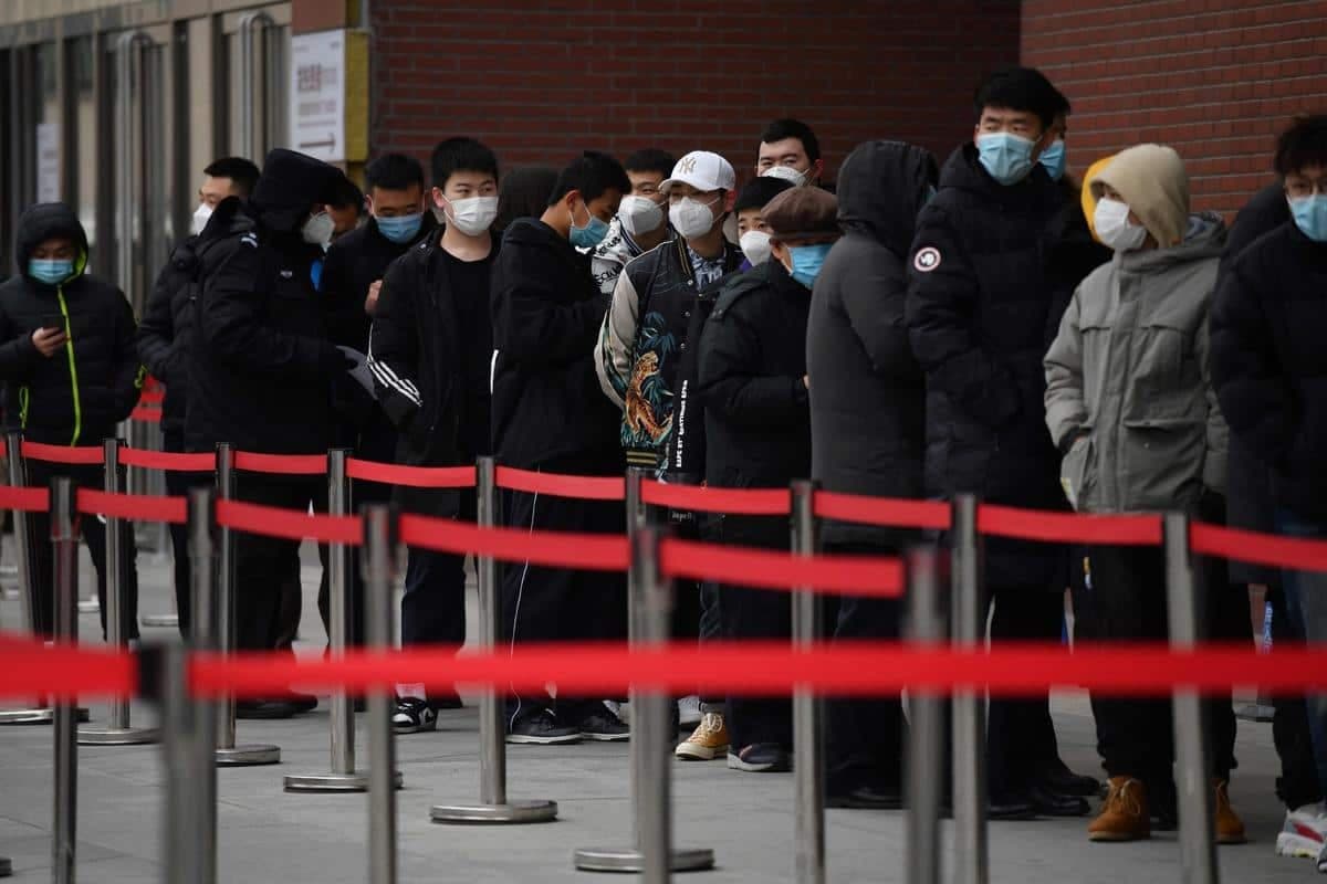 À Beijing, des gens font la file pour aller passer le test de détection de la COVID-19.