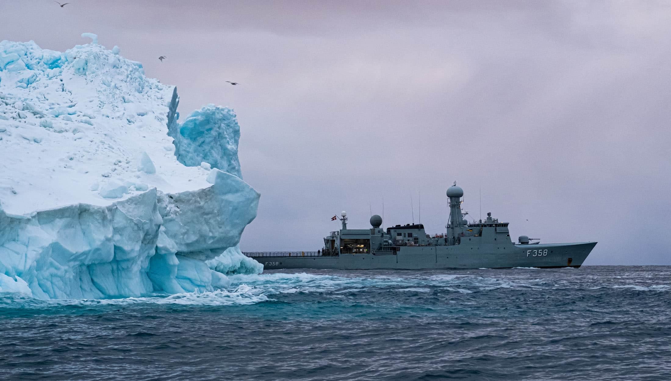 Une frégate danoise durant le plus important exercice arctique de l'OTAN en 2022, Cold Response. 30 000 soldats de l'Alliance y ont participé, mais le Canada n'a été en mesure d'envoyer que dix militaires.