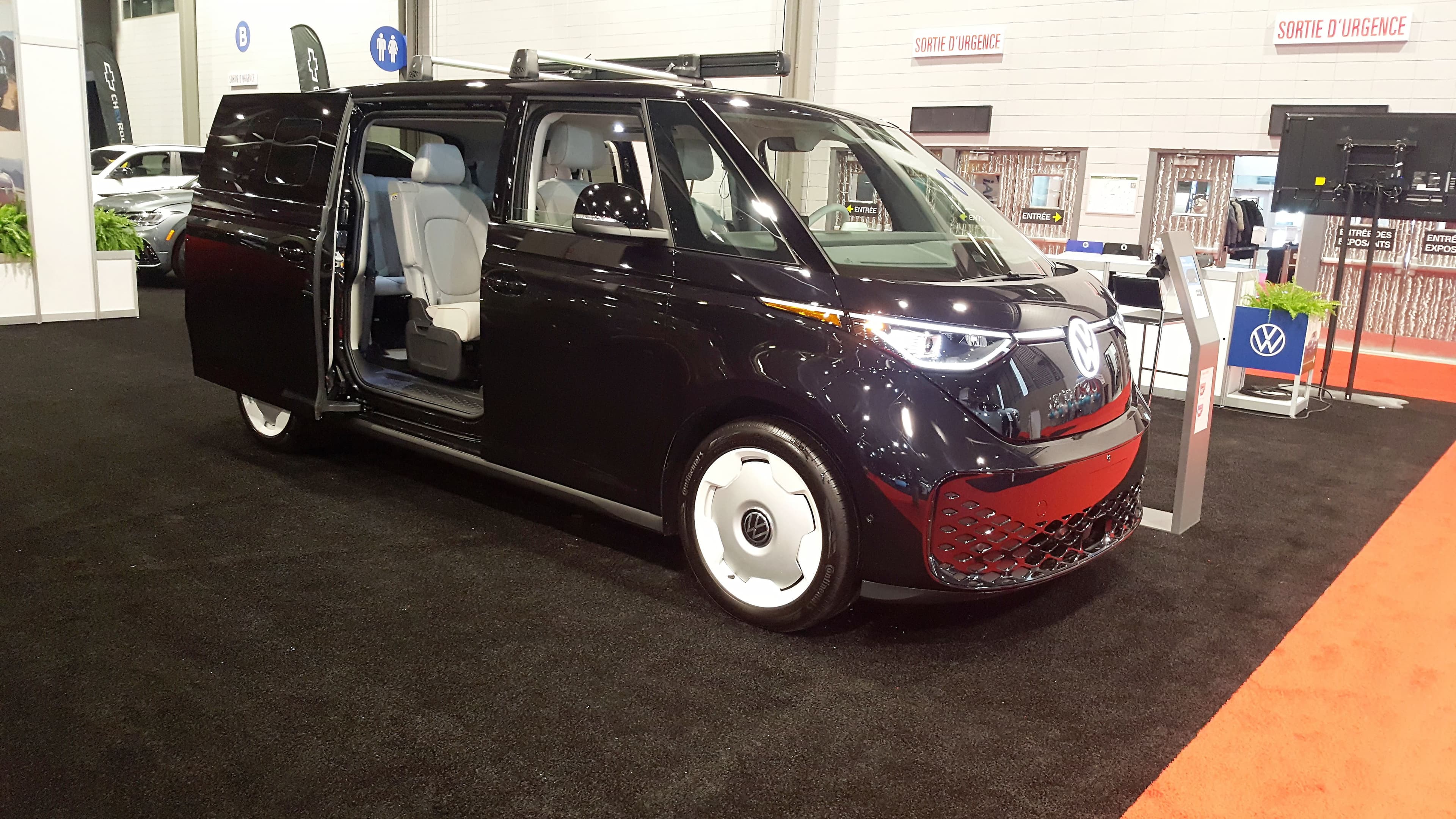 La Volkswagen ID. Buzz, entièrement électrique, est le premier véhicule que les visiteurs verront en entrant. Cette mini-fourgonnette joue la carte de la nostalgie en cultivant une ressemblance avec le célèbre Microbus qui avait donné naissance à la Westfalia.