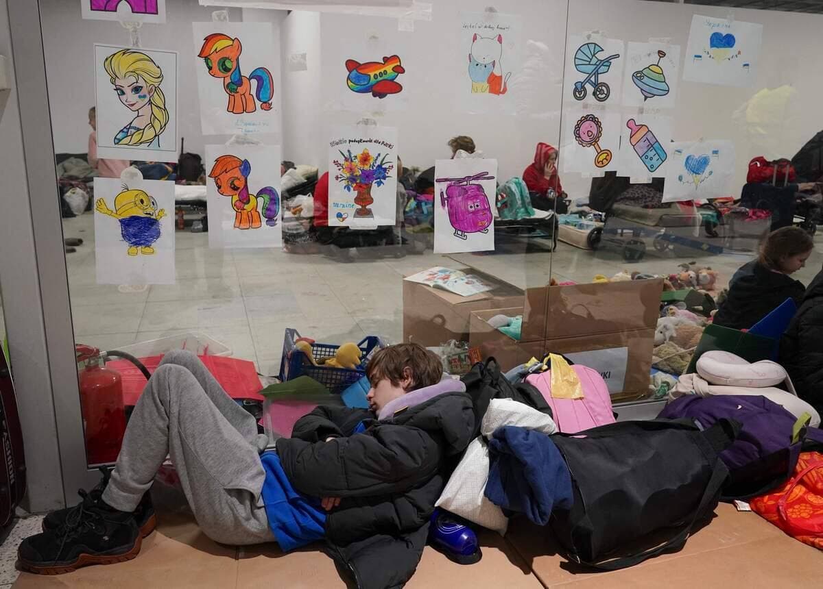 Des réfugiés ukrainiens attendent d'être transportés dans un pays voisin.