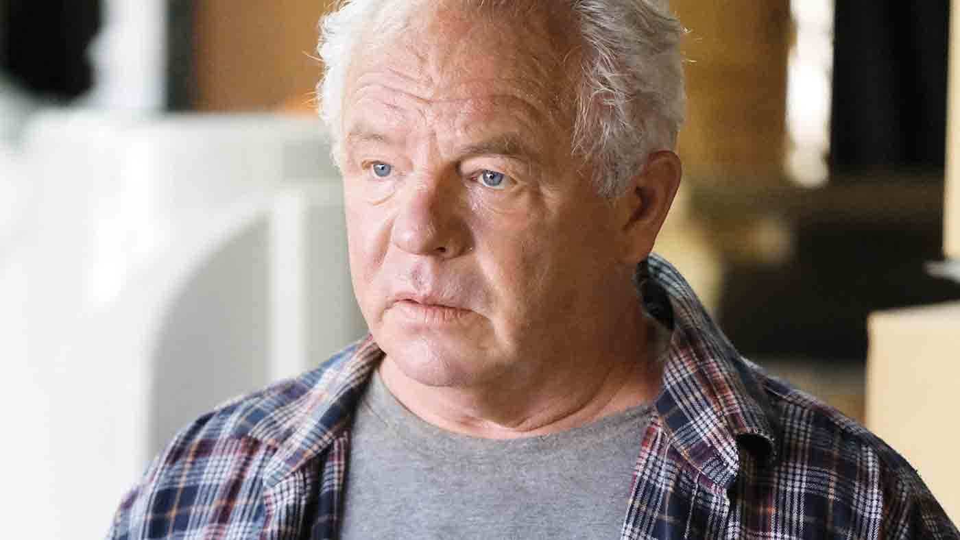 Paul (Luc Senay) reçoit une visite désagréable.