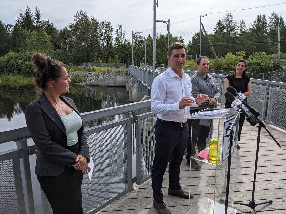 Le chef de Québec 21, Jean-François Gosselin (au centre), s’est dit favorable jeudi sur la question de la vaccination obligatoire des employés municipaux. Il s’était déplacé à Lac-Saint-Charles, pour faire la présentation de trois nouveaux candidats : Roxanne Lavallée (Loretteville-Les Châtels), Bianca Dussault (Val-Bélair) et Marc Roussin (Lac-Saint-Charles-Saint-Émile).