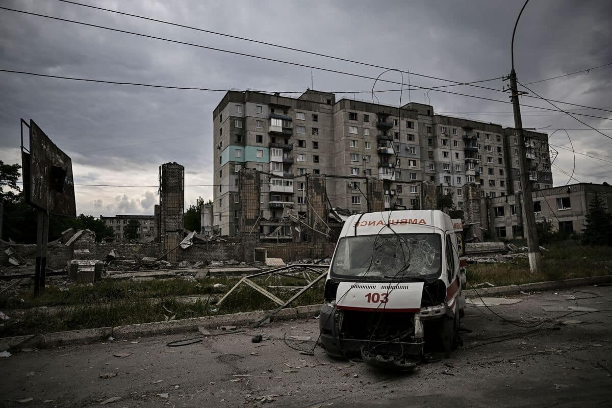 Une ambulance détruite à Lysychansk, dans l'est de l'Ukraine.