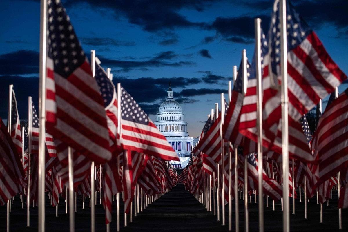Des drapeaux ont été installés devant le Capitole à Washington en vue de l’inauguration de Joe Biden.