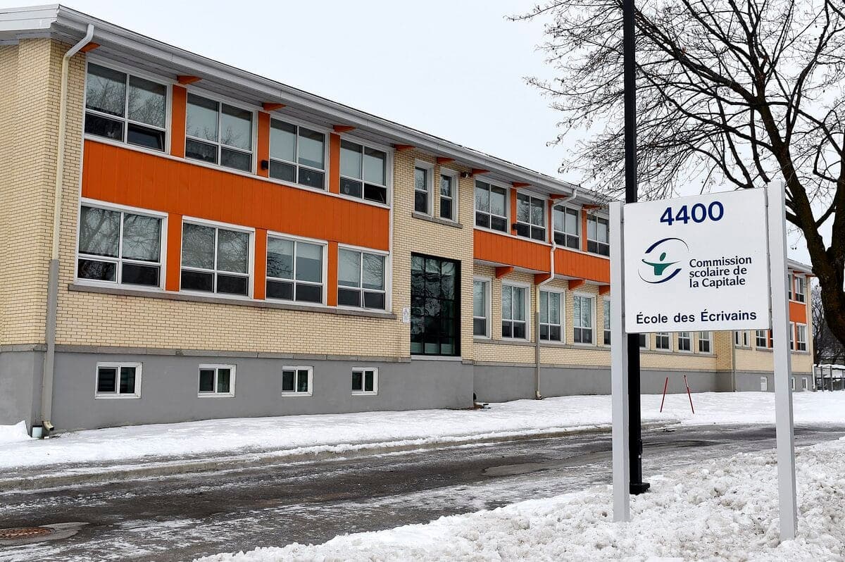 Les élèves de l’école des Écrivains, sur la rue Jacques-Crépeault, à Québec, devront terminer l’année avec le port du masque obligatoire en classe, comme dans la plupart des écoles primaires de la Capitale-Nationale.