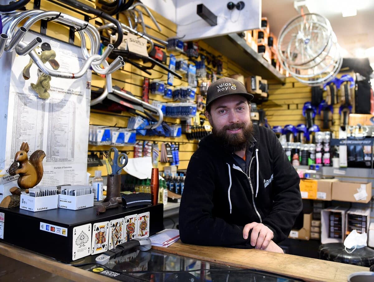 Sur la rue Saint-Jean, le propriétaire des Vélos Roy-O, Julien Roy, se réjouit du crédit de taxes pour les commerçants.
