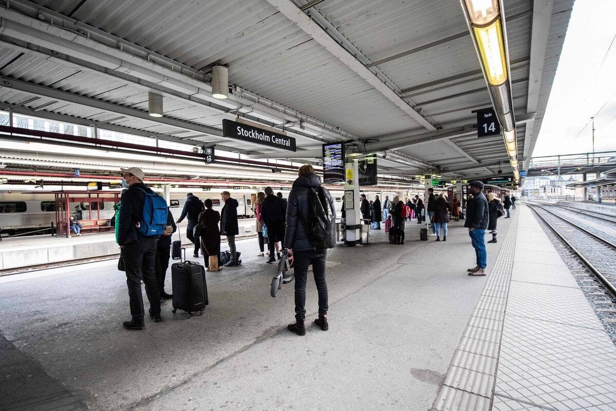 Des passagers attendent à la gare de Stockholm, en Suède