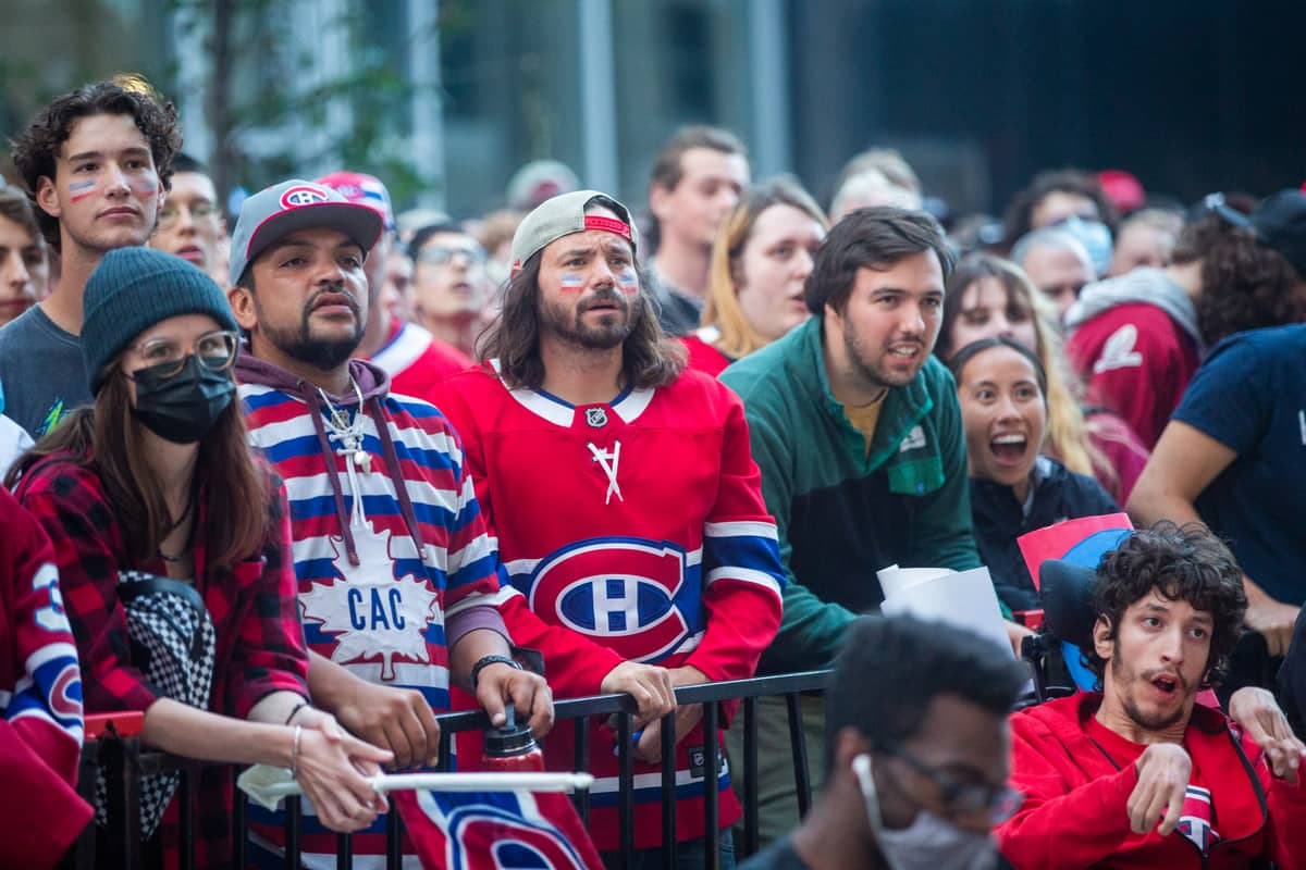 Des amateurs du Canadien de Montréal regardent un match à l'extérieur du Centre Bell.