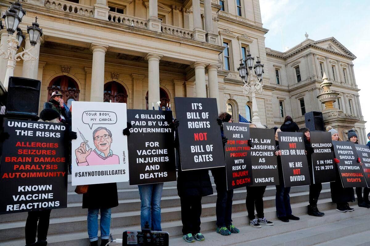 Plusieurs protestants tiennent des pancartes contre la vaccination au Michigan, le 14 novembre dernier.