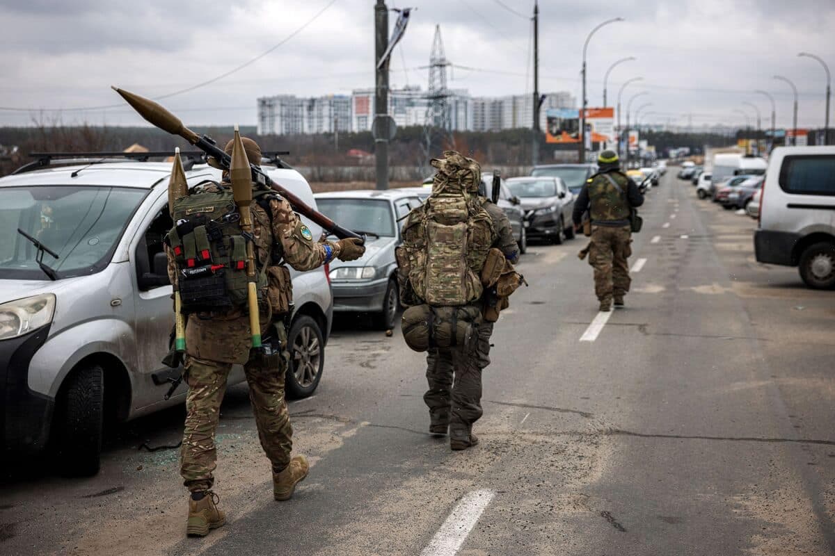 Des soldats ukrainiens se dirigent vers la ville d'Irpin, en banlieue de Kyïv.