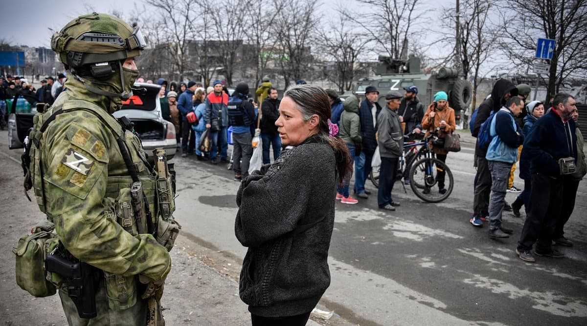 Une femme s'adressant à un soldat russe à Marioupol.