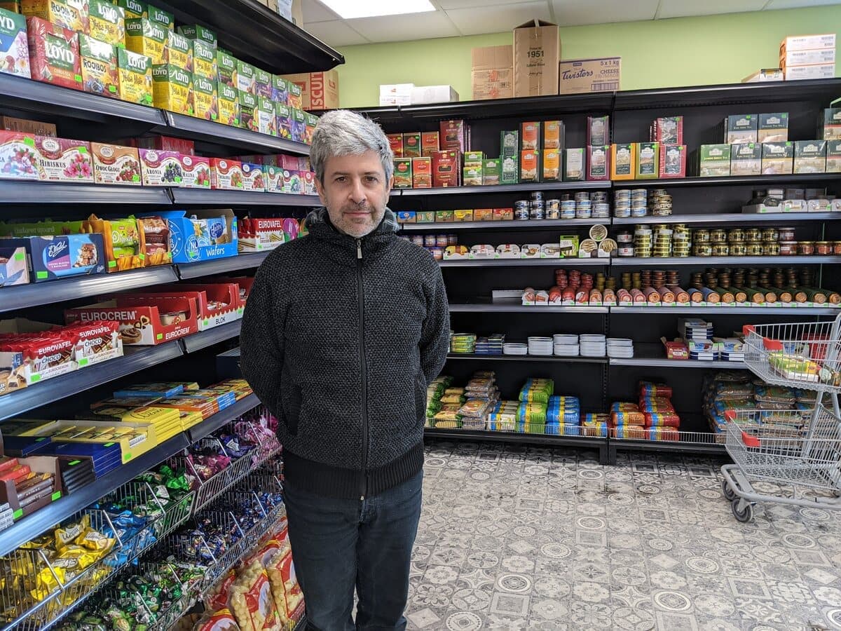 Vladimir Gaspariants, propriétaire de l’épicerie fine européenne Chez Vladimir située à Sainte-Foy, se désole de la guerre en Ukraine déclarée par son pays d’origine.