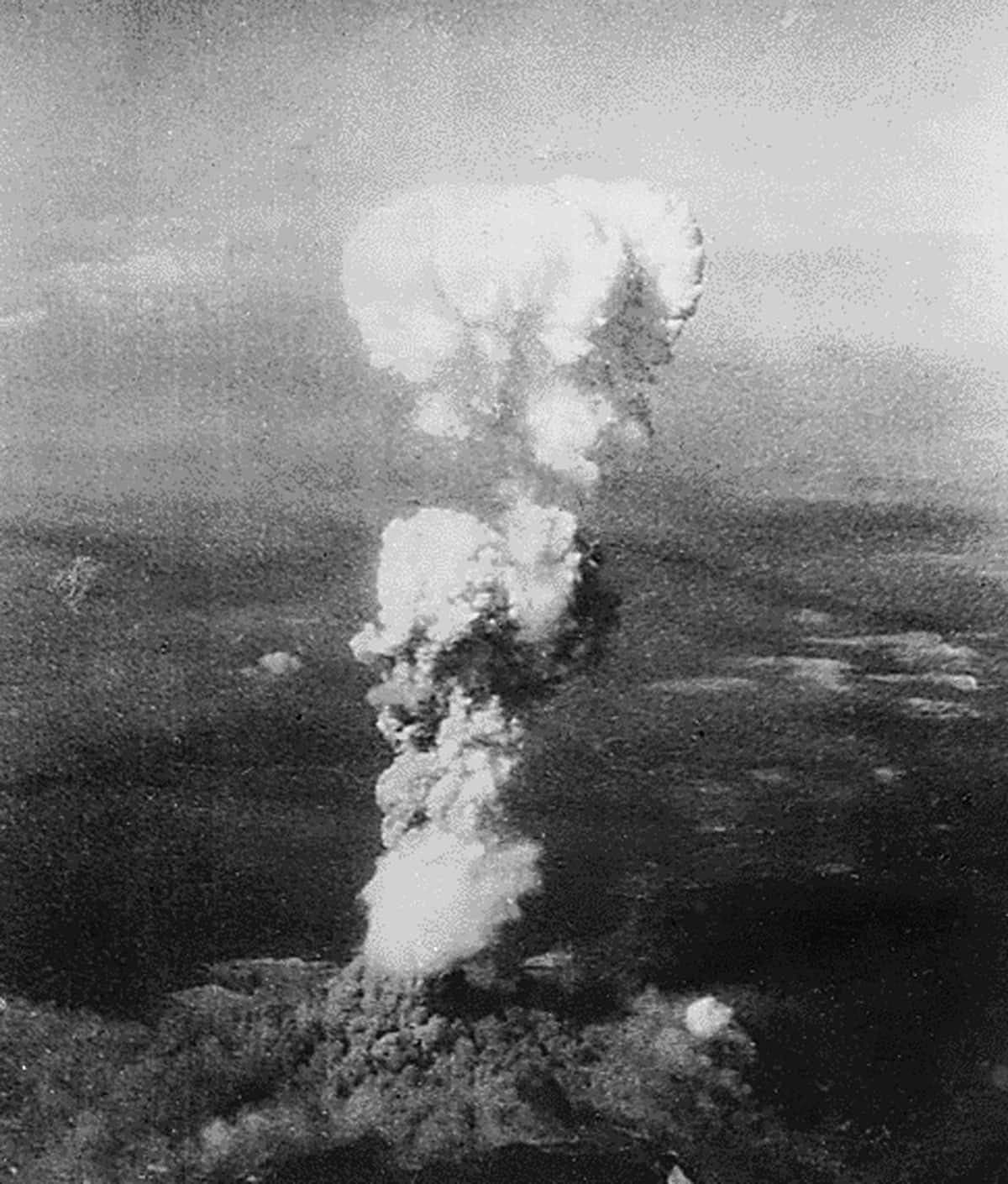 Photo aérienne de l'explosion de la première bombe atomique utilisée à Hiroshima, au Japon, en 1945.