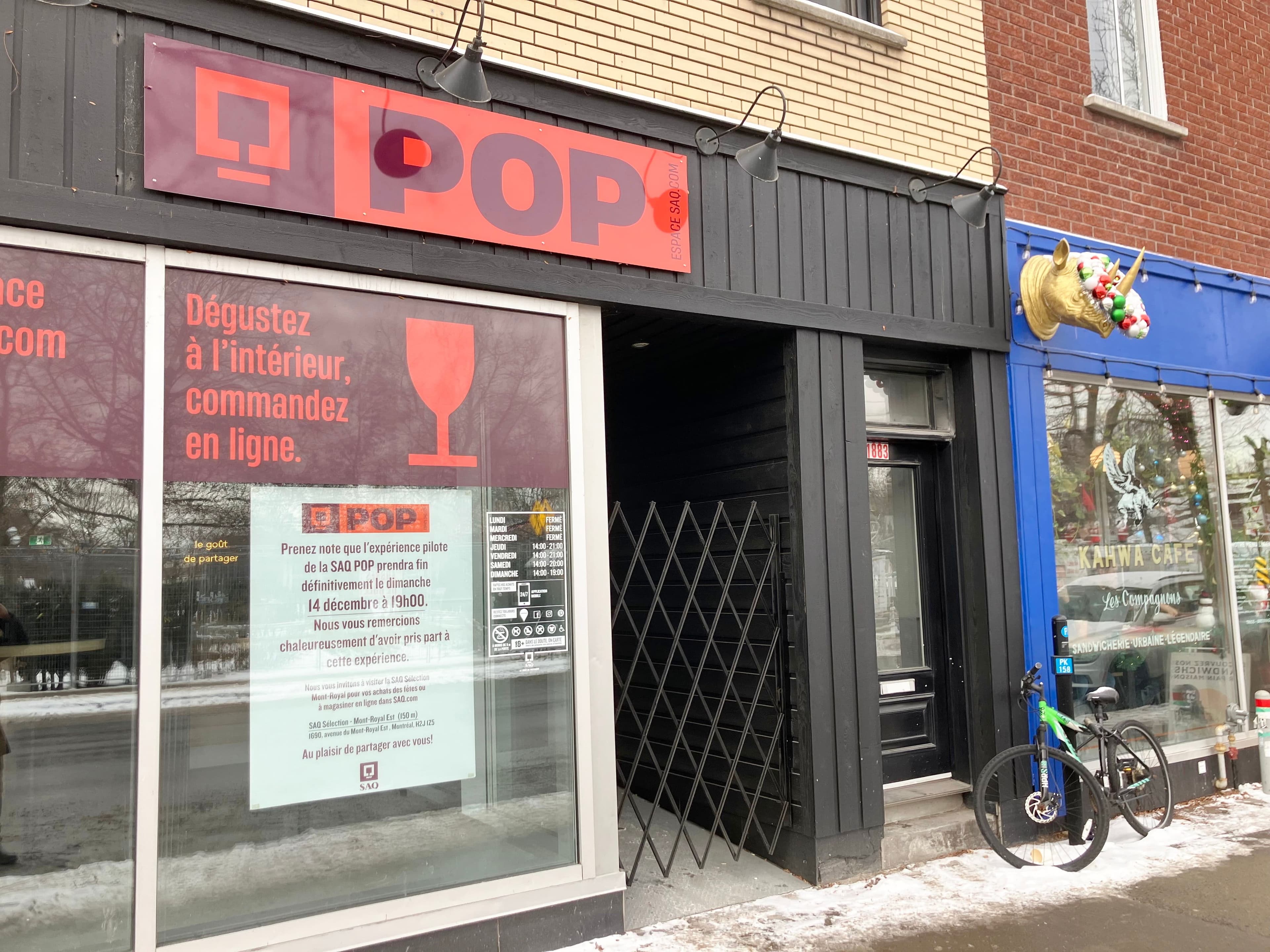 L’affiche apposée dans la vitrine du 1881, avenue du Mont-Royal Est confirme que l’expérience pilote prendra fin définitivement le dimanche 14 décembre à 19h. Le slogan «Dégustez à l’intérieur, commandez en ligne» illustrait le concept unique où aucune vente n’avait lieu sur place.