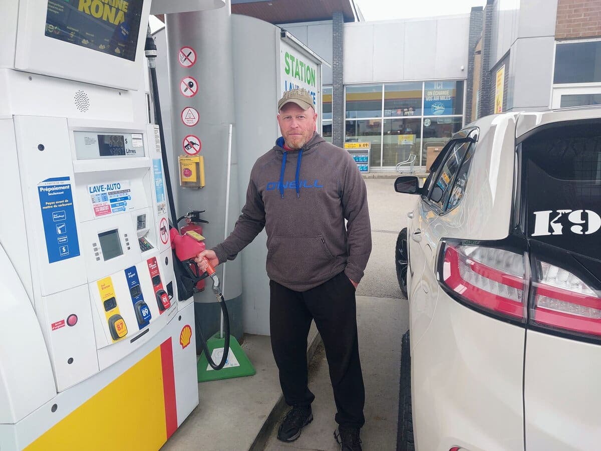 Martin Ruel, militaire retraité demeurant à Shannon, fait le plein d’essence à la station-service Shell située sur l’avenue Industrielle, à Val-Bélair.
