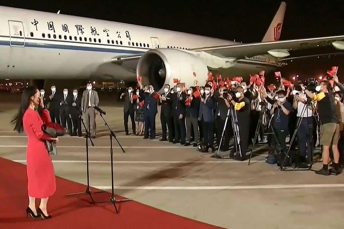 À son arrivée à l’aéroport de Shenzhen, en provenance de Vancouver, Meng Wanzhou a été accueillie avec les honneurs, samedi, en Chine.