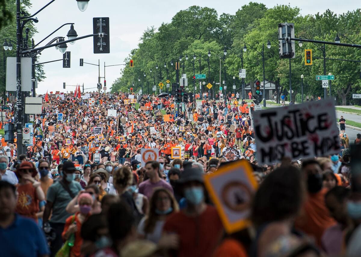 Plusieurs milliers de personnes s'étaient rassemblés pour rendre hommage aux enfants autochtones, à Montréal, jeudi le 1 juillet 2021.