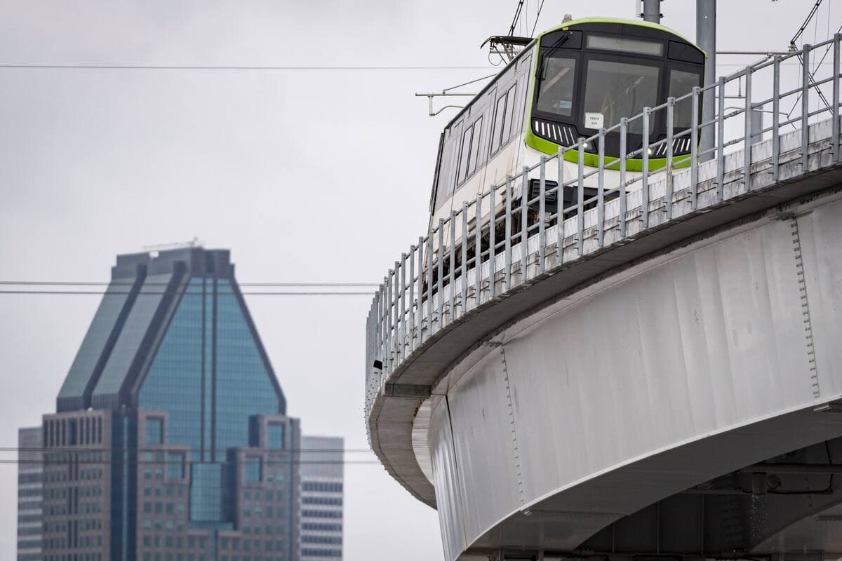 Un train du Réseau express métropolitain (REM) près du centre-ville de Montréal, à Montréal, le mardi 14 mars 2023. JOEL LEMAY/AGENCE QMI