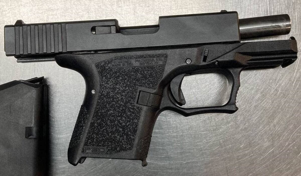 Un ensemble complet d'une arme fantôme saisi à Los Angeles a été fournie par les autorités américaines le 12 avril 2022.