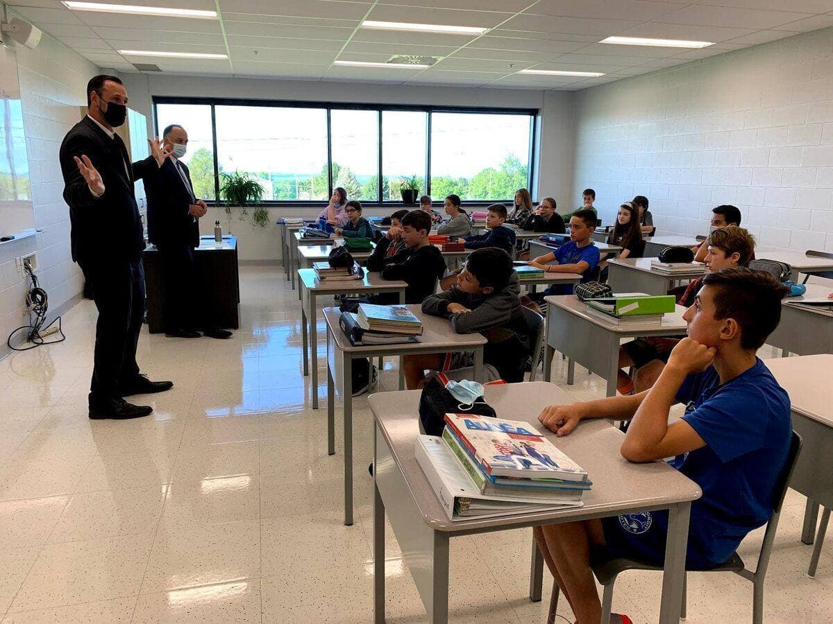 Le ministre de l'Éducation, Jean-François Roberge, était de passage au pavillon Laure-Gaudreault de l'école des Pionniers, à Saint-Augustin, pour rencontrer des élèves à l'occasion de la rentrée.