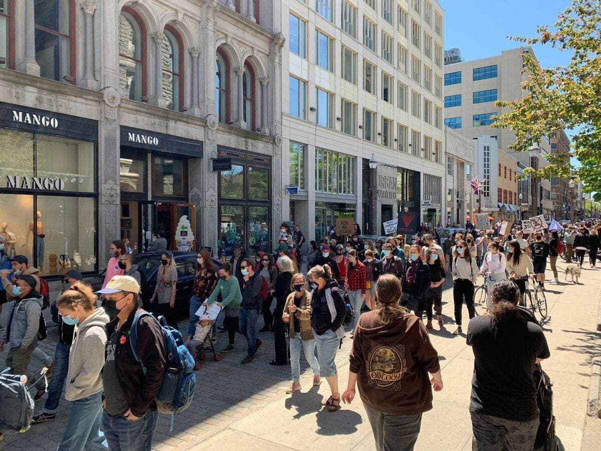 Quelques centaines de personnes se sont rassemblées, samedi après-midi, sur le parvis de l'Église Saint-Roch pour s'opposer au projet du Tunnel Québec-Lévis.