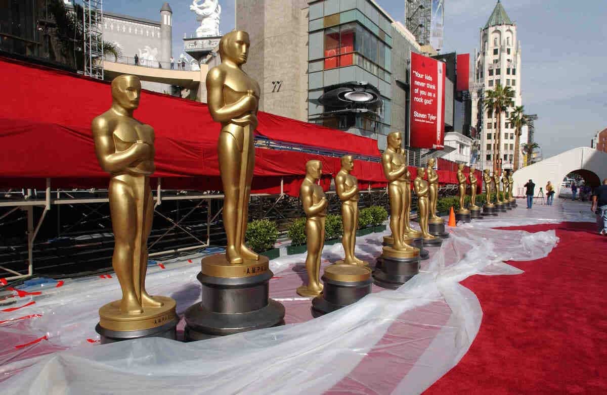 *NO RESALE / AUCUNE REVENTE* / Des statues d'Oscar plus grandes que nature arrivent tôt le long de la zone d'arrivée d'Hollywood Boulevard, recouverte de tapis rouge pour la 74e cérémonie annuelle des Oscars. / PHOTO FOURNIE PAR AMPAS
