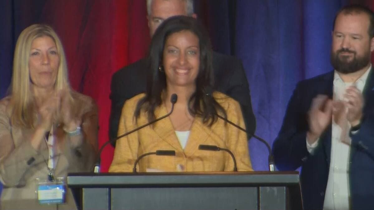 La cheffe du Parti libéral du Québec, Dominique Anglade, qu’on voit ici le 13 août lors d’un rassemblement militant, dirige un parti qui tarde à annoncer ses candidatures.