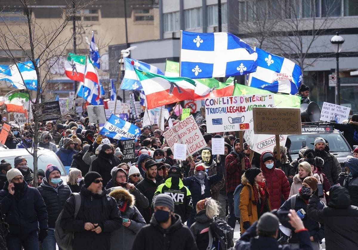 Environ 5000 manifestants ont pris la rue samedi contre les mesures sanitaires, à Montréal.